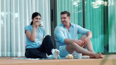 Romantik orta yaşlı çift romantik bir şekilde güzel olaylardan ya da açık terasta haberlerden bahsediyor. Sevimli karı koca, mutlu bir ilişkiye ya da aşka ve güçlü bir aile bağına sahiptir. Uyumsuzluk.