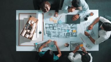 Proje yöneticisi ya da inşaat mühendisinin planlama ve planlama binasında yazışmalarının üst düzey görüntüsü. Toplantı masasında birlikte çalışan mimarın belgeyle birlikte havadan görünüşü. Hizalama.