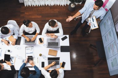 Üst düzey analist ekibi toplantı odasındaki mali verileri analiz etmek için BI Fintech 'i kullanıyor. İş anlayışı ve stratejik pazarlama planlaması için kağıt üzerinde analitik BI gösterge paneli. Tedbirli