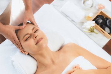 Panorama 'da kadınların stres önleyici kafa masajından ve lüks tatil beldesi veya otel spa salonundaki modern ışık ortamında yüz güzelliği eğlencelerini şımartmaktan hoşlandığı bir manzara var. Sessiz.
