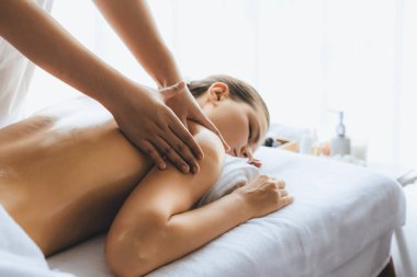 Kafkasyalı kadın müşteri stres önleyici spa masajının keyfini çıkarıyor ve lüks otel ya da oteldeki gündüz açık ortam güzellik salonunda güzellik teniyle eğleniyor. Sessiz.
