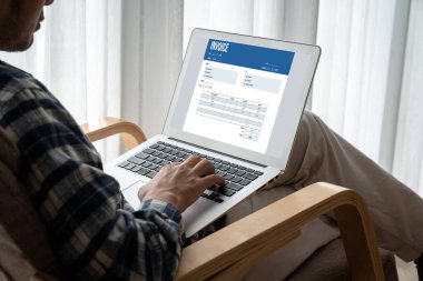 Muhasebe uygulamasından gelen fatura bilgisayar ekranında. Şirket işlerinin finans ve bütçesi için bilgisayar programı. Rahatça..