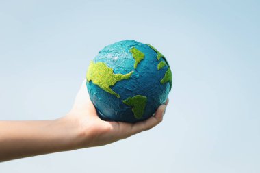 Dünya gezegenini ESG ilkesi ve çevre dostu enerjisiyle daha parlak bir gelecek için Dünya günü olarak tutan genç çocuklar. Döngü