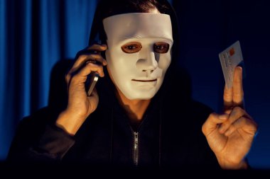 Kredi kartı sahibini arayıp gizli bilgilerle tehdit etmek için beyaz suçlu maskesi. Tüm veritabanları, güvenlik ihlali yapmaya çalışarak şifre şifreleme yapmak için. Bireysel.