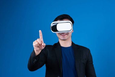 VR kulaklık takan profil işadamı ilginç mavi arkaplanlı fütüristik analitik iletişim teknolojisi sanal gerçekliğini izole etmek için metaevreleri birbirine bağlamaya çalışıyor. Entrika.