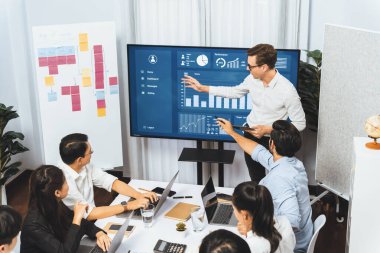 Ofiste sunum ya da analist ekibiyle toplantı odasında mali verileri analiz etmek için BI Fintech 'i kullanmak. İş adamları stratejik planlama için TV ekranında BI gösterge panelini inceliyor.