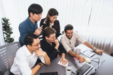 Bir grup farklı ofis çalışanı şirket ofis odasında stratejik iş pazarlama planlamasında birlikte çalışıyor. İş yeri konseptinde pozitif takım çalışması. Tedbirli