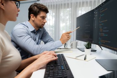 Takım becerisi geliştiricileri programı en yeni kodlama yaratıcı web sitesi planlama yazılım projesini iki bilgisayar ekranında düşünerek, ofiste tam yığın veri analizi ile karşılaştırıldığında. Varsayım.