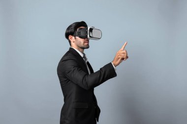 Sanal gerçeklik gözlüklü bir proje yöneticisi veri analizine bakıyor ve verileri analiz ediyor. Sanal gerçeklik gözlüğü ve dijital yenilik kullanarak metaevrene giren yetenekli bir iş adamı. Sapma.