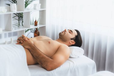 Kafkas erkek müşteri stres önleyici spa masajının keyfini çıkarıyor ve lüks otel veya oteldeki gündüz açık hava ortamında güzellik derisi eğlencesi ile şımartıyor. Sessiz.