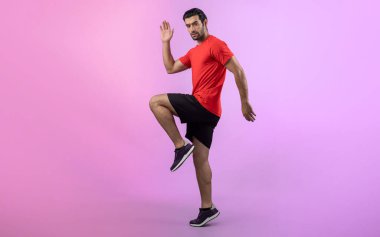 Vücut uzunluğunun tamamı atletik ve sportif genç erkek fitness 'in izole edilmiş arka planda kardiyo egzersizi duruşunu gösteriyor. Sağlıklı aktif ve vücut bakımı yaşam tarzı.