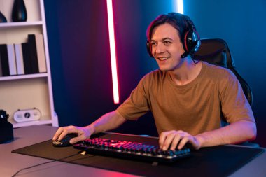 Kazanmak için çevrimiçi oyun oynayan akıllı flama makinesinin sunucu kanalı, neon ışıklı odada seçilen takım yarışması için izleyicilerle birlikte canlı yayında canlı yayında kulaklık takıyor. Bireysel.