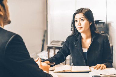 İnsan kaynakları bölümünden bir iş kadını, özgeçmiş belgesini incelerken iş başvurusu için iş adamı adayıyla görüşme yapıyor. Çalışanların işe alım konsepti. uds