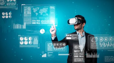 Yetenekli iş adamı görsel gerçeklik gözlüğü kullanarak strateji planlarken veri analizi yapıyor. Profesyonel akıllı yatırımcı sanal gerçeklik gözlüğü takarken finansal grafik hologramını kontrol ediyor. Sapma.
