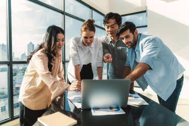Asyalı proje yöneticisi, profesyonel iş adamları iş toplantısında pazarlama fikrini araştırırken dizüstü bilgisayarda gösterilen veri analizini kullanır. Birlikte çalışmak, fikir paylaşmak, planlama stratejisi. İzleme.