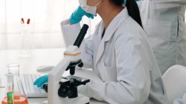 Bilimsel uzmanlığa, laboratuvar ekipmanlarına ve yenilikçi tıbbi biyoteknoloji yazılımına sahip laboratuvar sağlık araştırma ekibi yeni ilaçlar araştırıyor, tedavi geliştiriyor. Ağır çekim. Katı.