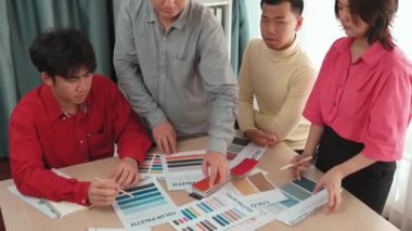 Tasarımcı takım renklendirme ve grafik tasarımı için renk seçimi müşteri krom konsültasyonu ile tasarımcı bürosundaki renk tasarımına dayalı olarak yapılır. Değiştirilmiş