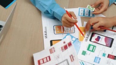 Mobil uygulama ya da web sitesi için kullanıcı arayüzü prototipi planlayan şirket çalışanlarının en iyi görünüm videosu. UX UI tasarımcı beyin fırtınası kullanıcı dostu arayüz planı. Sinerjik