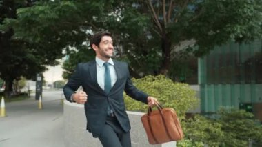 Keyifle dans eden yetenekli beyaz iş adamı soğukkanlılığını koru ve şehir merkezinde yürümeye devam et. Profesyonel menajer terfi ile ilgili iyi haberleri kutlamak için dans ediyor. Sevinçli..