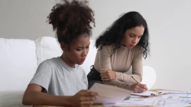 Stresli Afrikalı Amerikalı kadınların kredi kartı borçlarıyla ilgili mali sorunları var. Kötü kişisel para ve ipotek yönetimi krizi kavramını çok önemli ölçüde karşılıyorlar..