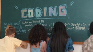 Akıllı öğrenci kodlama mühendisliği komut yazarken geçmişe dönüp kara tahtada yapay zeka programlama sistemi kodu oluşturmuş. Mutlu çeşitli çocuklar web sitesi geliştirme planı için birlikte çalışıyorlar. Pedagoji.