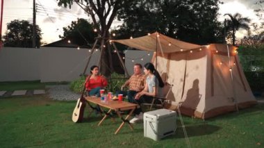 Aile birlikte bahçede kamp kurar, baba ve kız aile bireyleri için ızgara yapar. Doğayla iç içe olmak için açık hava kamp aktiviteleri ve genç nesil çapraz kuşaklarla zaman geçirmek için. Uyumsuzluk.