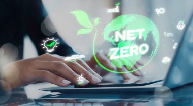 Sürdürülebilirlik simgeleriyle çevrili dijital küre, karbon emisyonlarını azaltma ve çevresel dengeyi sağlama amacını temsil etmektedir