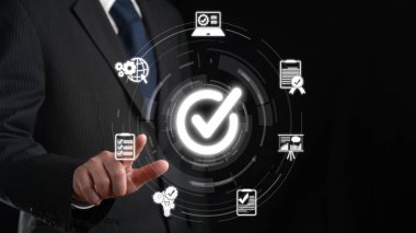 İş adamı, QC ve QA standartlarının karşılandığından emin olmak için katı kalite güvencesi protokolleri uyguluyor. Kalite güvencesi ile sertifikalı ürün mükemmelliğine ulaşmak. FaaS