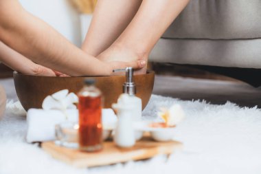 Spa aksesuarları, müşterilerin lüks spa salonlarında keyifli ayak masajları yaparken masörlerin gündüz açık ambians kaplıcalarında refleksoloji terapisi yaptıkları bulanık arka plan üzerine kuruludur. Sessiz.