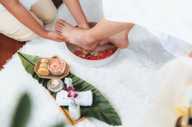 Adam lüks kaplıcalarda mutlu ayak masajına devam ederken, masör de hafif gün ışığı atmosferinde refleksoloji terapisi ya da otel ayak spa 'sında. Sessiz.