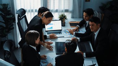 Toplantıda yetenekli analitik analiz borsası yatırım verilerinin en üst görüşü. İşadamı, belge ve cihazla masaya yatırılan yatırımcılara artan grafik veya mali istatistik gösteriyor. Müdürlük.