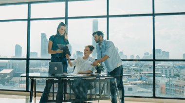 Bir grup yetenekli iş adamı toplantı masasında dizüstü bilgisayar ve istatistik belgeleriyle mali istatistik hakkında tartışıyor, beyin fırtınası yapıyor, fikir paylaşıyor, plan yapıyor ve strateji geliştiriyor. Şehir manzarası. İzleme