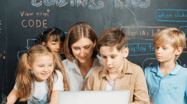 Çeşitli öğrenci mühendislik kodları yazarken çocuk ana kartı tamir ediyor. Öğretmen robotik sistem hakkında tavsiye verirken ve öğretirken öğrenci de kodlama komut hakkında çalışıyor ve öğreniyor. Etkinlik.