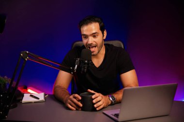 Yayıncı, fanclub dinleyicisiyle mikrofon kullanarak konuşuyor. Mor neon ışıklı modern stüdyoda yaratıcı olumlu düşünce konseptiyle canlı yayında finansal sorunları tartışıyor. Tahmin et..