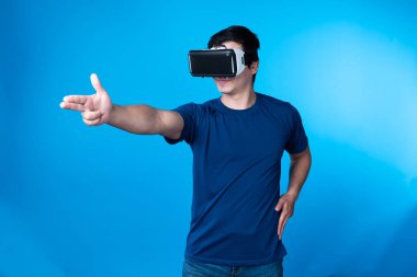 VR takan akıllı oyuncu metaevren dünyasına dönüyor, silah avcılığı oynuyor, mavi arka planda zafer hayvan avcılığı yapan fütüristik teknoloji hologramına bağlanıyor, sanal gerçeklik. Entrika.