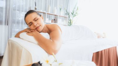 Kafkasyalı kadın müşteri stres önleyici spa masajının keyfini çıkarıyor ve lüks otel ya da oteldeki gündüz açık ortam güzellik salonunda güzellik teniyle eğleniyor. Sessiz.