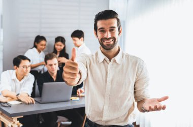 Ofiste çalışan iş arkadaşı ve iş adamlarının geçmişine sahip özgüven ve mutlu gülümseyen iş adamı portresi. Ofis çalışanı takım çalışması ve pozitif iş yeri konsepti. Tedbirli