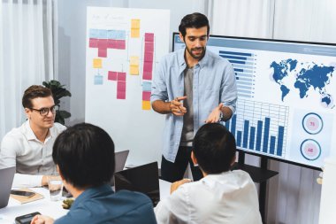 Ofiste sunum ya da analist ekibiyle toplantı odasında mali verileri analiz etmek için BI Fintech 'i kullanmak. İş adamları stratejik planlama için TV ekranında BI gösterge panelini inceliyor.