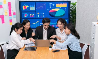 Finansal veri raporunu analiz eden çeşitli bir grup iş analisti. Mali veri analiz çizelgesi ve grafik paneli stratejik pazarlama planlama için toplantı odasında TV ekranında. Çok titiz.