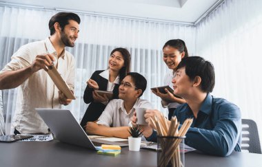 Veri analistleri ofis çalışanlarından oluşan bir ekip, mali, trend ve pazarlama verilerini analiz etmek için iş istihbaratı BI gösterge paneli üzerinde işbirliği yapmaktadır. BI yazılım kullanım sürücüsü iş başarısı. Tedbirli