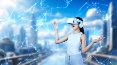Kadın standı beyaz VR kulaklık takıyor ve beyaz kolsuz bağlantı metaverse, gelecekteki teknoloji siber uzay topluluğu yaratıyor. Etrafına bakıyor ve meta 'da fantezi inşa etmekten zevk alıyor. Halüsinasyon.