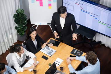 Proje yöneticisi toplantı odasında iş programları, Gantt program programı TV ekranında. Çoklu etnik çeşitlilik iş adamları ve modern iş projesi yönetimi. Çok titiz.