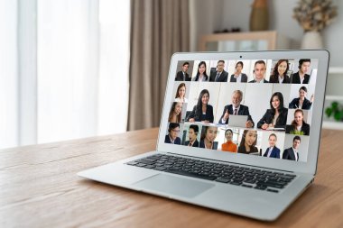 İş dünyasından iş adamlarının modern sanal grup toplantısı için video konferansındaki iş adamları