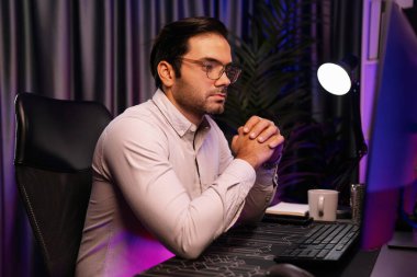 İki pc ekranda veri yazılım geliştirme analizi yapan akıllı bilişim geliştiricisi, neon ışıklı siber ofiste güncellenmiş uygulama programı güncellenmiş online web sayfası sistemi yaratıyor. Tahmin et..