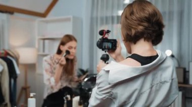 Etkilenen iki ortak canlı yayında video görüntülerini çekiyor makyaj malzemesi prim sosyal medya veya blog. Kozmetik stüdyosu ışıklandırmalı mutlu genç kız çevrimiçi pazarlama oturumu yayını için..
