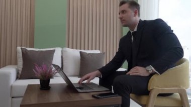 Süslü ofiste stratejik iş pazarlama planlamasından önce çeşitli ofis çalışanlarını selamlamak ve tanıtmak. İş ortaklığı ya da finansal danışman kendilerini tanıtıyor.