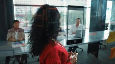 Zeki İspanyol iş kadını çeşitli yönetici takımlarına pazarlama stratejisi sundu. Cam panodaki yapışkan notlara bakarak güzel başarılı bir lider düşünebilir. Başarıya odaklan. Yönlendirici.