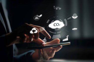 İş adamı CO2 emisyonlarını azaltmak için girişimlerde bulunuyor ve net sıfır hedefliyor. Daha yeşil bir gezegenin karbondioksitini azaltarak sürdürülebilirliğe olan bağlılığını gösteriyor. EIDE