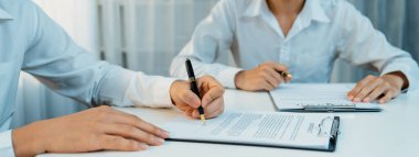 Şirket avukatının ya da hukuk bürosundaki avukat servisinin yardımıyla balyayla ilgili sözleşme imzalama belgesi. İşletme yatırımı ve yasal işlemlerin tamamlanması. Kurnaz.