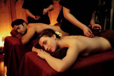 Lüks spa salonunda sıcak mum ışığı olan bir yerde deri dökülmesi tedavisi gören çift. Sağlık Spa vücut fırçasında tuz temizleme güzellik tedavisi. Sessiz.